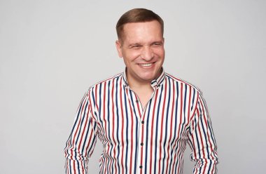 gri arka plan üzerinde izole neşeli orta yaşlı adam