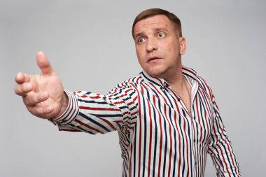 Orta yaşlı adam birinden geri dönmesini istiyor.