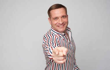 adam sizi işaret gri stüdyo duvarında izole