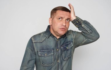 düşünceli adam sorunları düşünüyor