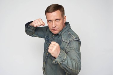 ciddi adam izole mücadele duruşu duruyor