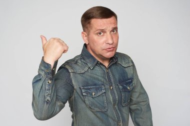 parmağını arkaya doğru gösteren adam