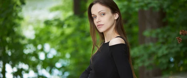 Pretty woman in the park. Outdoors portrait — Stock Photo, Image