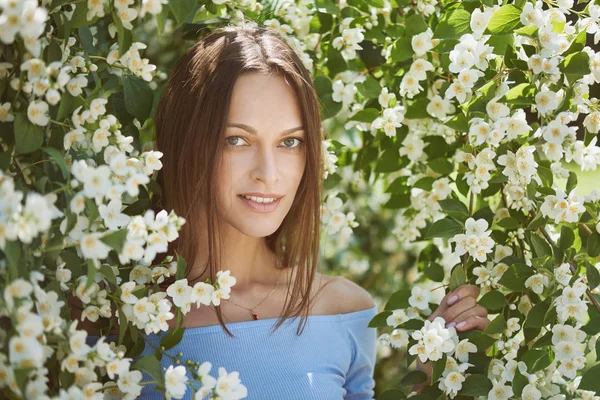 La chica bonita sonríe en el parque de la ciudad. Retrato al aire libre — Foto de Stock