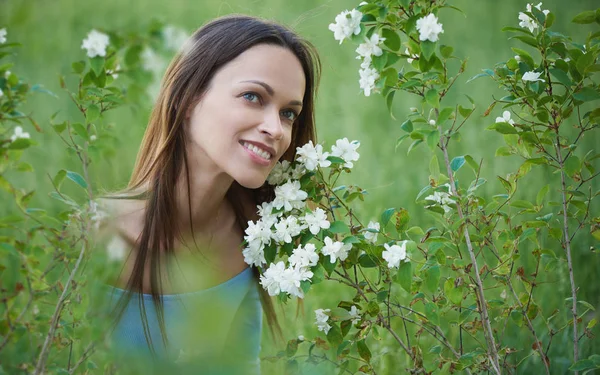 La bella mujer feliz está sentada en una hierba. Verano al aire libre portra —  Fotos de Stock