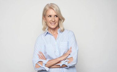 50'li yıllardan başka bir yere bakıyor. Anti-aging makyaj. Izole