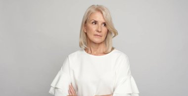 Pensive güzel yaşlı bayan uzakta izole bakıyor