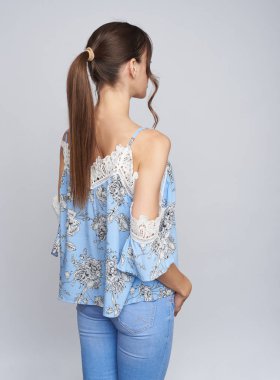 Güzel bir kadının arka görünümü izole görünüyor