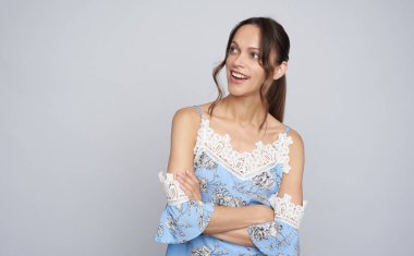 Gülümseyen esmer kadın çapraz kolları ile poz. Izole