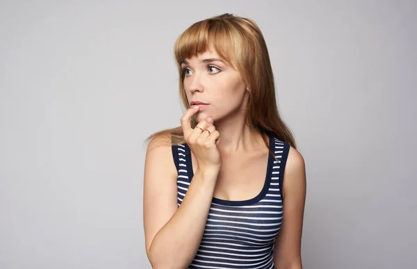 Mooie jonge vrouw kijken weg — Stockfoto