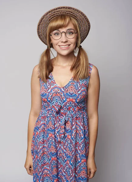 Retrato de uma jovem mulher sorrindo está vestindo roupas de verão isol — Fotografia de Stock