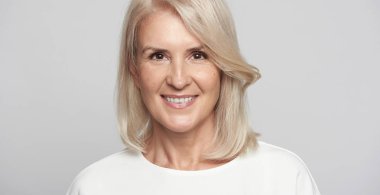 Güzel 50 yaşında bir bayan gülümsüyor. Izole