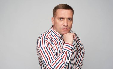 düşünceli 40 yaşındaki adam sorunları hakkında ciddi düşünüyor. 