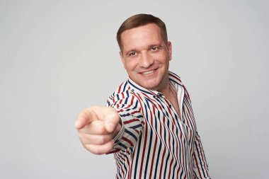 Mutlu adam seni izole olarak gösteriyor.