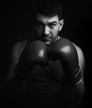 Bir boksör siyah beyaz portre