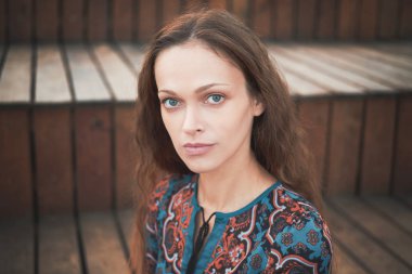 Esmer bir kadının outdoors portre