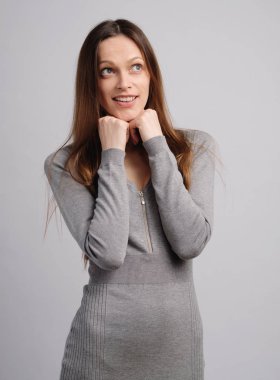 Güzel kız bir şeyin yukarı baktığını hayal ediyor. Izole