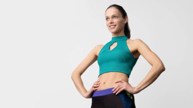Sportif güzel kadın gri ba izole spor giysiler giyiyor