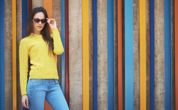 Brünette Frau trägt lässige Kleidung und Sonnenbrille — Stockfoto