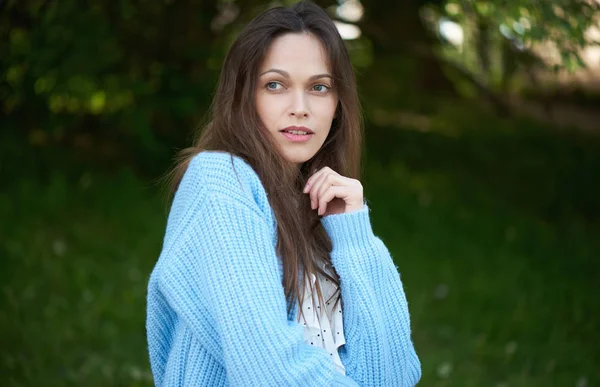 Mooie vrouw in blauwe gebreide trui. Buiten portret — Stockfoto