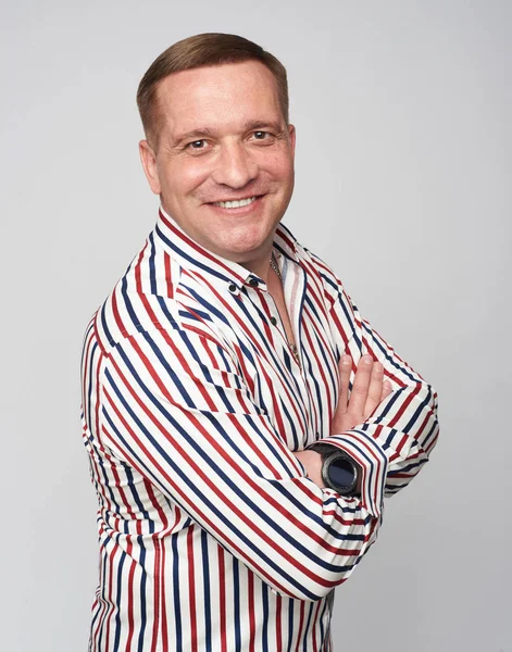 Modaya uygun 40 yaşındaki adam gülümsüyor. Izole