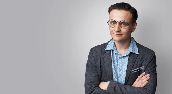 Hombre guapo está usando gafas y chaqueta de moda. Aislado —  Fotos de Stock