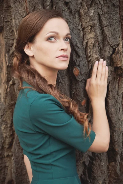 Buitenshuis portret van een brunette vrouw — Stockfoto