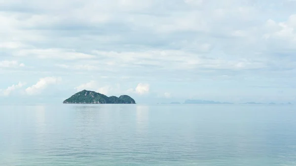 Ilha no oceano. Tailândia — Fotografia de Stock