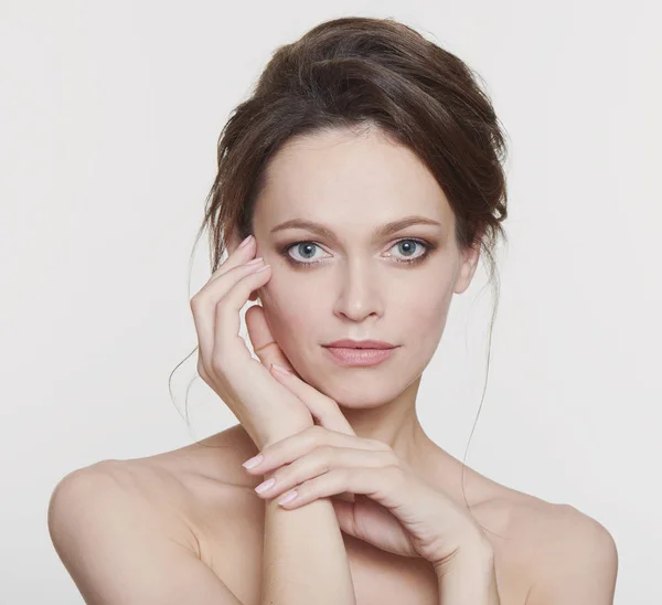 Portrait de beauté d'une jolie femme isolée sur blanc — Photo