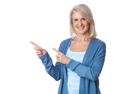 Güzel 50 yaşında sarışın kadın parmaklarını gösteriyor. Yalıt