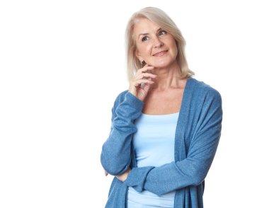 Beyaz arka plan üzerinde duran zarif olgun kadın Stüdyo çekim