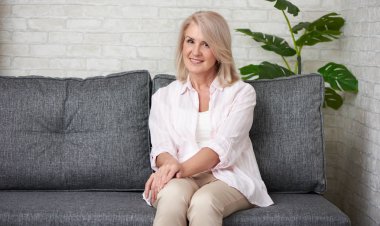 Güzel yaşlı bayan portresi. Evde 50 yaşında kadın