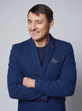 Adam gülümseyen ve izole kameraya göz kırpma