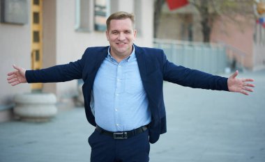 yakışıklı iş adamı sokakta yürürken mavi bir takım giyiyor