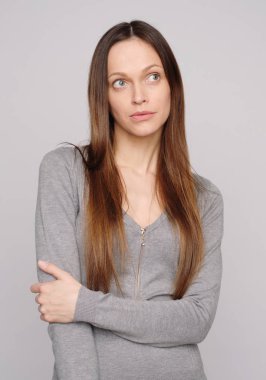 Güzel kadın dreaming ve yukarı bakıyor Portresi