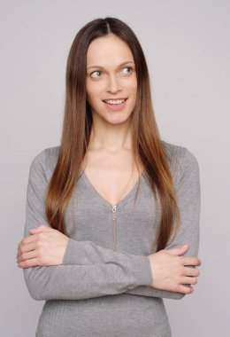 genç gülümseyen kız gri izole