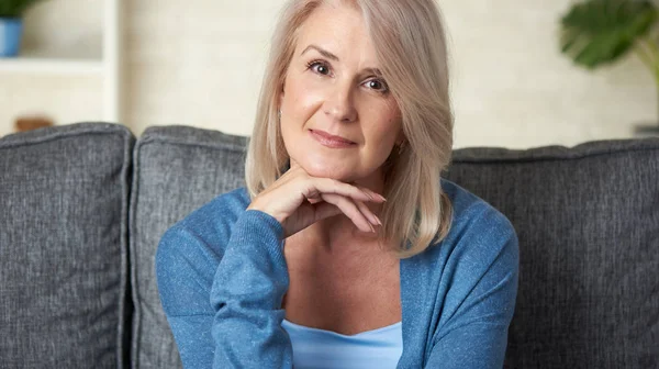 Portret pięknej 50 rok stary blond kobieta — Zdjęcie stockowe