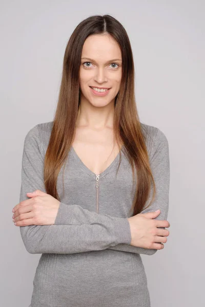 Portrait d'une femme heureuse debout avec les bras croisés isolés — Photo