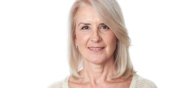 Son sınıf bir kadının yakın portresi. İzole edilmiş