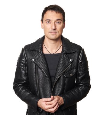 Siyah deri ceketli yakışıklı adam izole edilmiş.