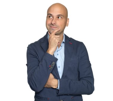 Kel adam yukarı bakıyor ve düşünüyor. Beyazda izole edilmiş