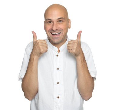 Mutlu kel adam baş parmağını kaldırıyor. Beyazda izole edilmiş