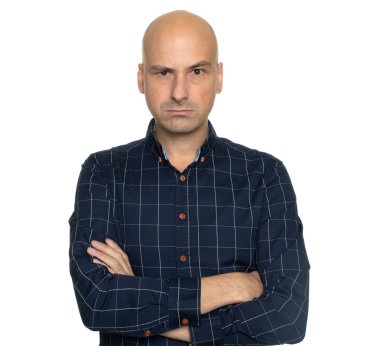Elleri katlanmış kızgın, kel bir adam.