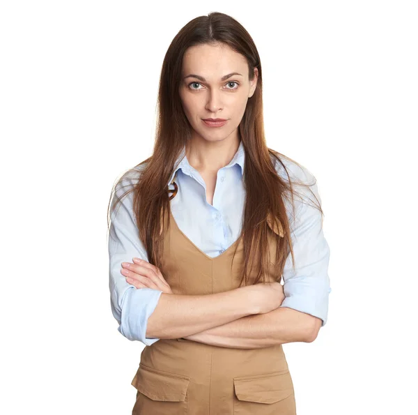 Mujer morena bonita con los brazos cruzados aislados en blanco — Foto de Stock