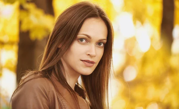 Herfst portret van een mooie vrouw in het park — Stockfoto