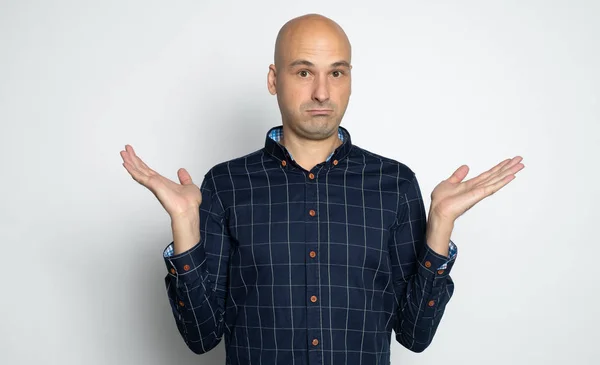 Homem careca confuso isolado — Fotografia de Stock