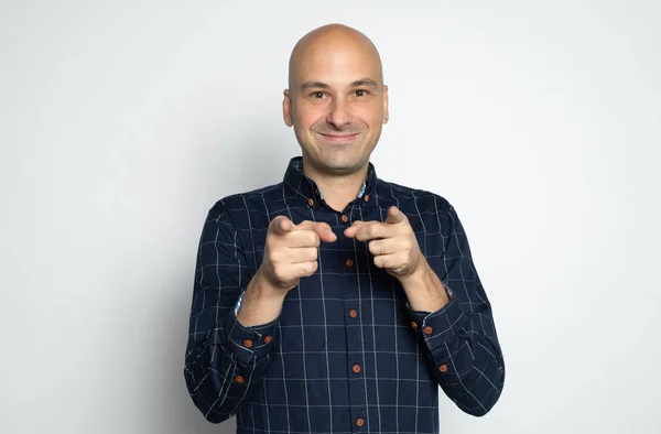 Feliz homem careca está apontando para você — Fotografia de Stock