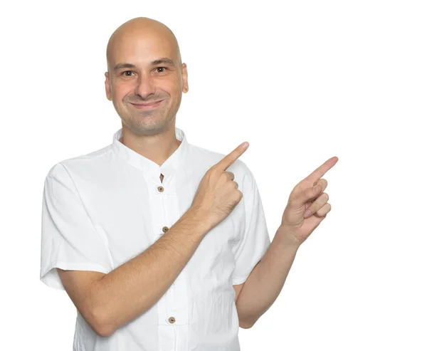 Homem careca bonito feliz em camisa casual apontando para longe. Isolados — Fotografia de Stock