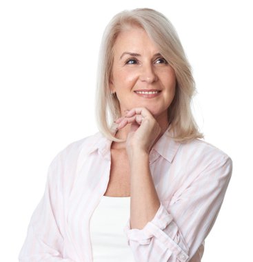 Güzel orta yaşlı kadın doğal makyajlı ve temiz tenli.