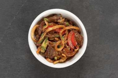 Japon mutfağı ve kasede sığır eti. Üst görünüm